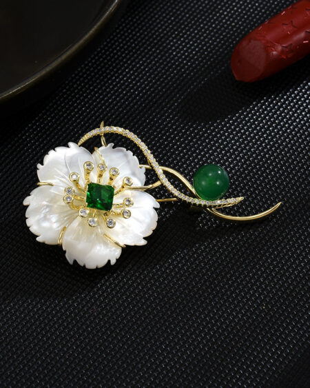 Plum blossom-shaped mother-of-pearl brooch