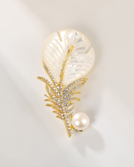 Shell Feather Brooch with Zircon and Natural Freshwater Pearl Corsage Pin<span> - </span>Golden white freshwater pearls